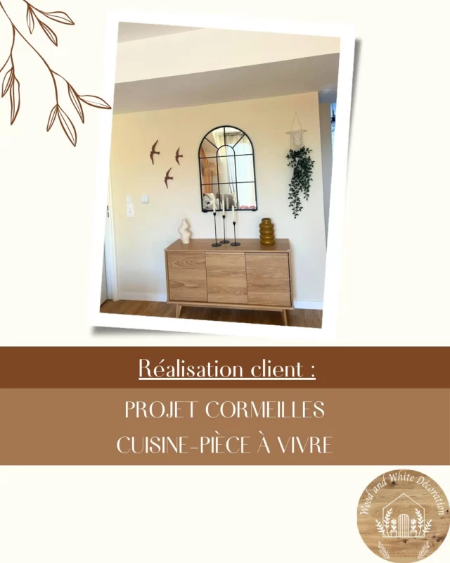 ✨Projet Cormeilles✨

Bonsoir à tous ☺️, 

Ce soir, je vous partage la réalisation de mes clients du projet Cormeilles 🥰

Pour rappel : ma cliente m’a sollicitée pour l’accompagner dans la conception de sa cuisine ainsi que dans l’aménagement et la décoration de sa pièce à vivre, suite à l’achat d’un appartement sur plan. 😉

Elle souhaitait une touche ethnique à travers quelques éléments décoratifs, tout en évitant le style scandinave et bohème chic. J’ai donc imaginé une décoration ethnique subtile, avec des touches industrielles et contemporaines. 

Un petit espace de jeux a également été aménagé pour son fils d’un an, sans télévision pour le moment.

Côté couleurs, j’ai proposé un blanc cassé pour réchauffer l’ambiance et le mur derrière la télévision avec la teinte Fauve de @colibripeinture pour sublimer le canapé en velours côtelé taupe. 
Le mobilier mêle bois et métal, avec des luminaires en métal noir et quelques détails naturels comme un lampadaire en jute et du macramé.

Quelle belle récompense de voir la réalisation de ce projet, respecté à la lettre en plus 🥰
Merci encore à ma cliente pour sa confiance et je lui souhaites beaucoup de bonheur dans son nouvel appartement.  Je vous partage très bientôt la réalisation de la chambre de son petit garçon j’ai hâte 🥰. 

Que pensez vous de cette réalisation ? 

Belle soirée à tous 😘 

Un projet ? Besoin d’aide pour vous projeter et/ou pour aménager et décorer votre intérieur, votre local professionnel, une future maison? Contactez moi 👇🏻

Je suis Coralie, décoratrice d’intérieur certifiée : 
-> 06.79.05.46.33 
-> woodandwhitedeco@gmail.com
->www.woodandwhitedecoration.fr 

#décorationinterieur#
#décoratriceintérieur#architecteinterieur#saôneetloire#instahome#décorations#deco#homedesigner#homedecoration#homeinspo#inspideco#homedecor#homestyle#homedesign#homeinspiration#decoration#designdinterieur#homerenovation#decohome#coachdeco#renovation#amenagement#cormeillesenparisis#appartementsurplan#ethnique#decoaddict#renovation#realisationclient#avantaprès#woodandwhitedecoration